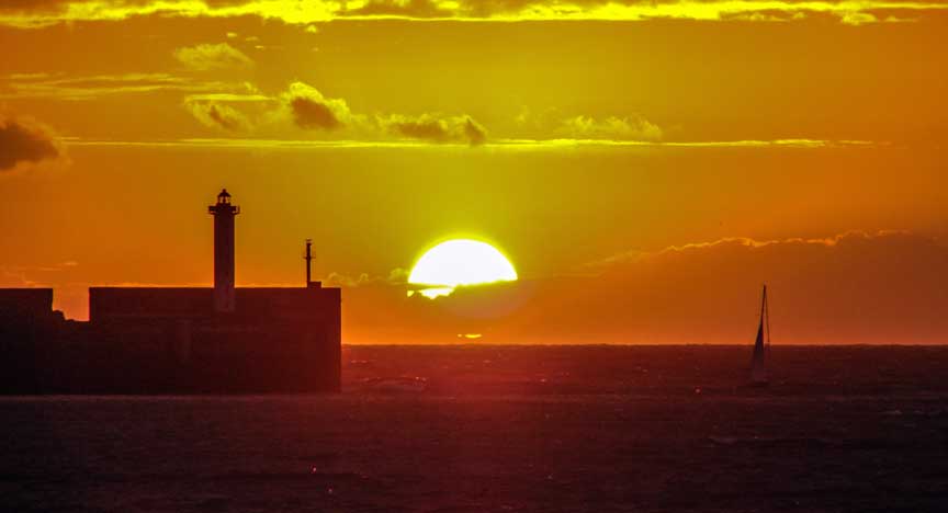 Sonnenuntergang bei Boulogne Sur Mer mit Blick zur Hafeneinfahrt 