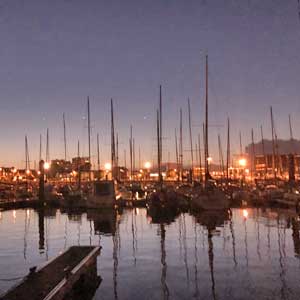 marina cherbourg am abend in der nacht bei dämmerung