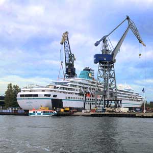 das aktuelle zdf traumschiff im trockendock bei amsterdam