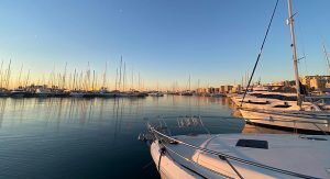 Der Hafen von Palma de Mallorca, wir blicken auf Motoryachten und Segelyachten