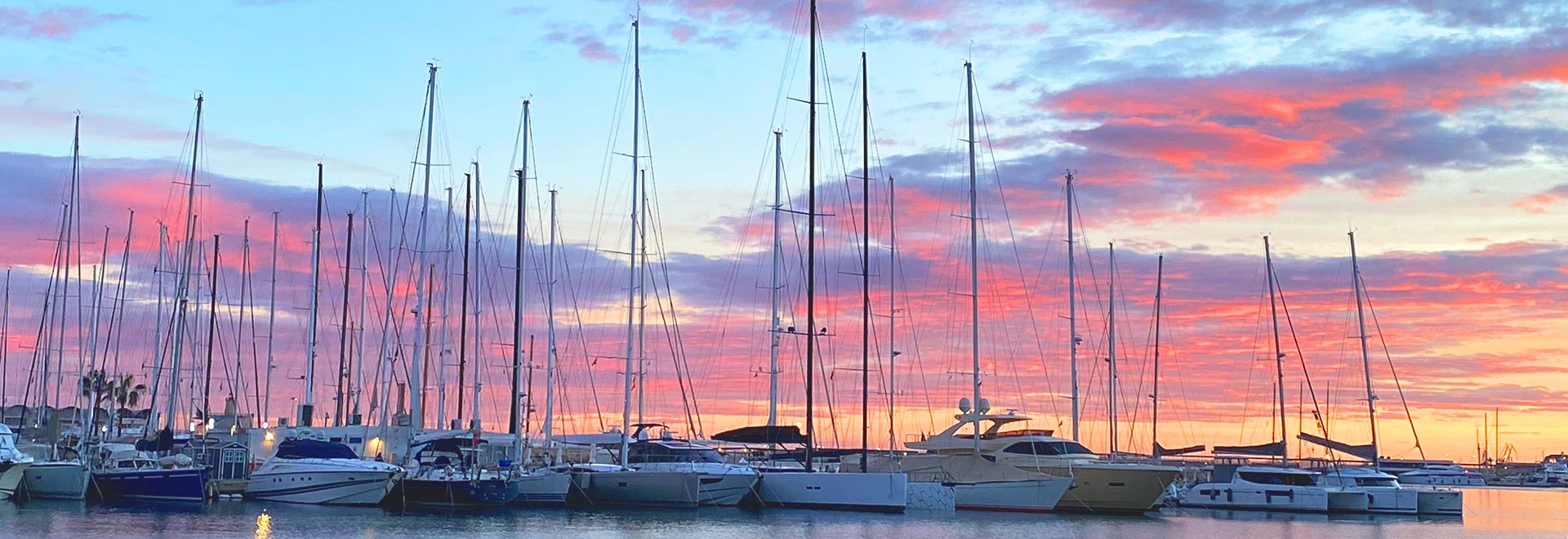 Hafen von Palma - Yachten an der Pier mit Farbenspiel des Himmels am Abend